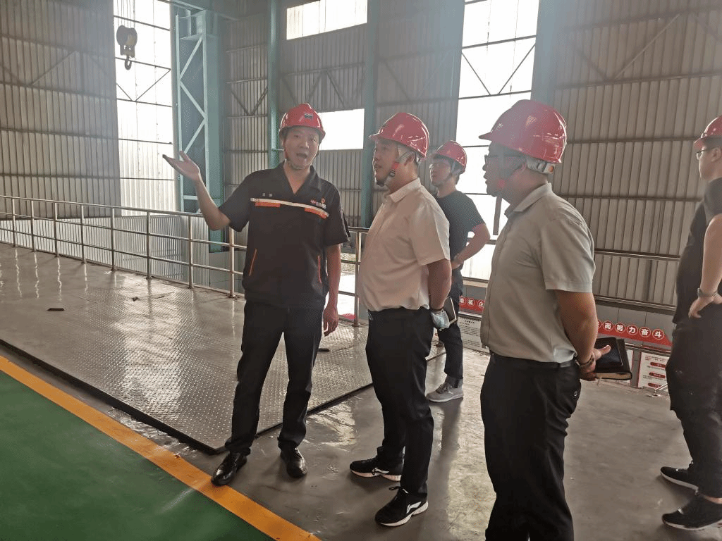 图2 参观轧钢车间