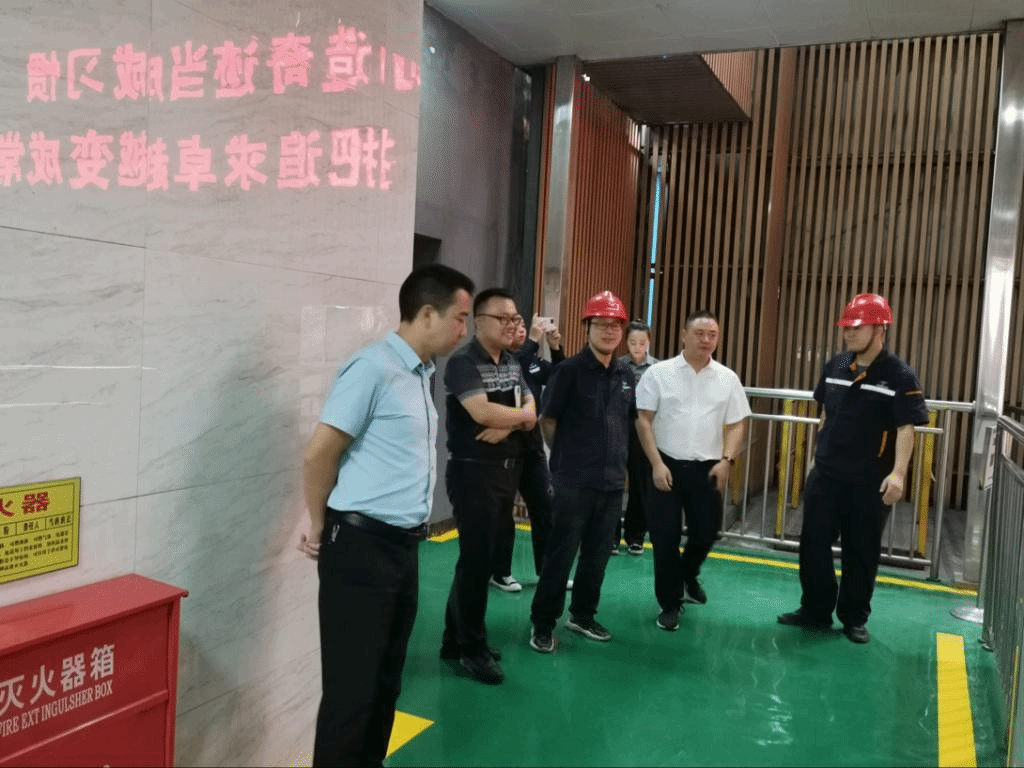 图4 前往参观炼铁车间