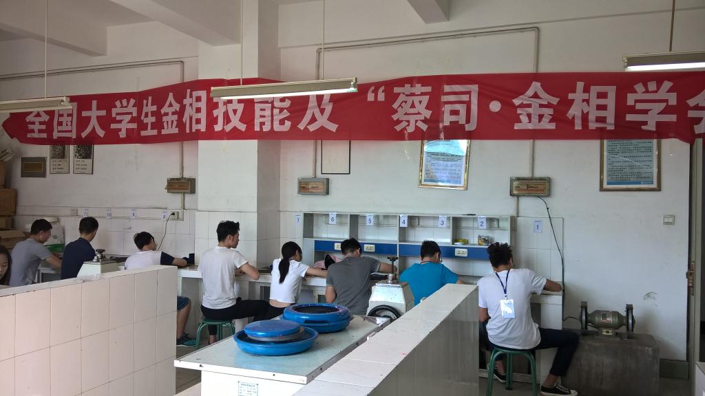 学生参加校内选拔赛现场